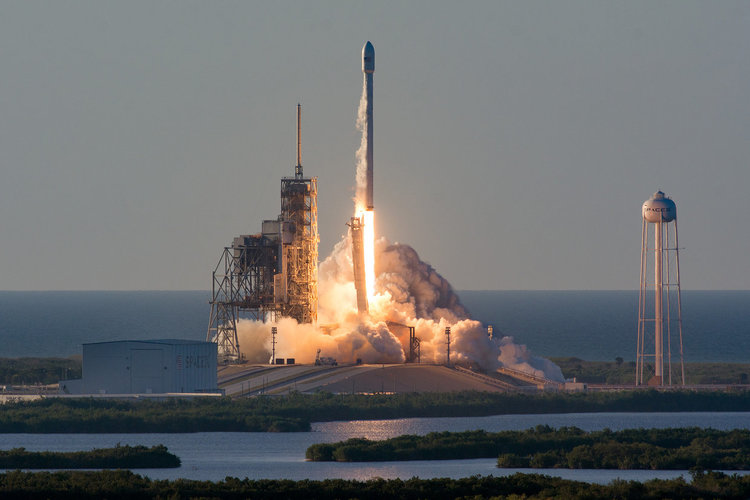 SpaceX успешно изведе в орбита 6-тонен сателит (видео)