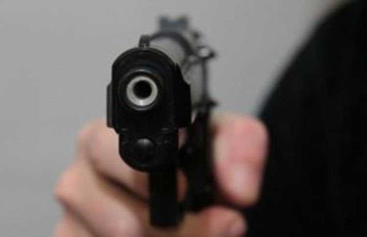 Бабаит заплаши полицай с пистолет,разследват го за закана за убийство