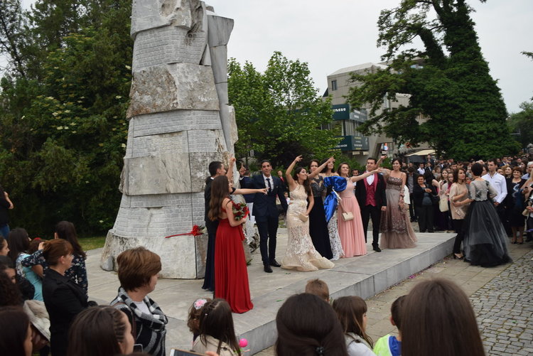 Бляскави коли,шармантни тоалети и мравуняк от кърджалийци за бала на Езиковата