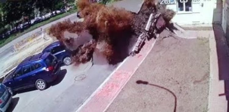 Спукан водопровод чупи прозорци на седмия етаж (видео)