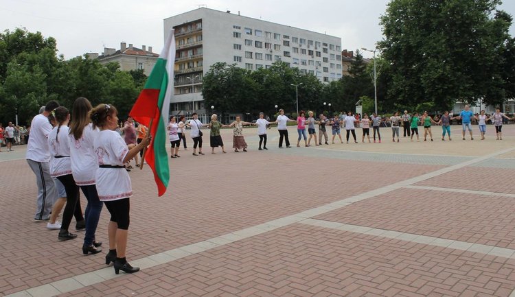 Организират общоградско хоро в Димитровград днес