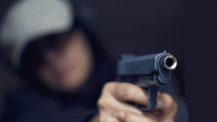 Мъж стреля с пистолет, задържаха го светкавично
