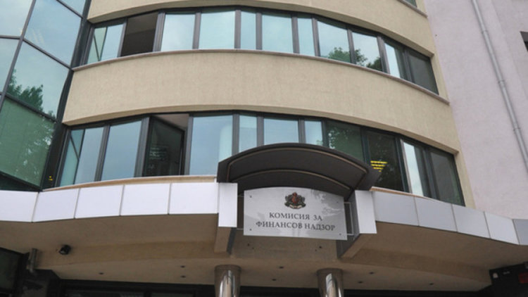Квестори влизат в две застрахователни компании
