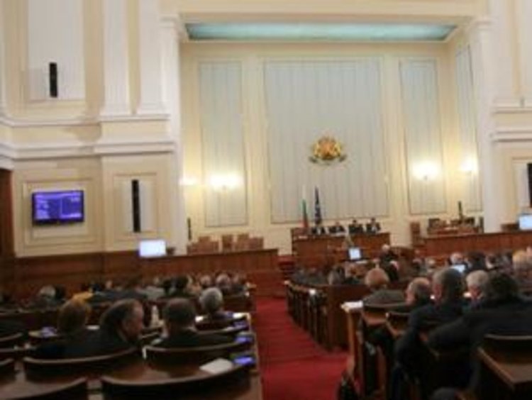 Депутатите гласуваха парите за униформи на полицаите