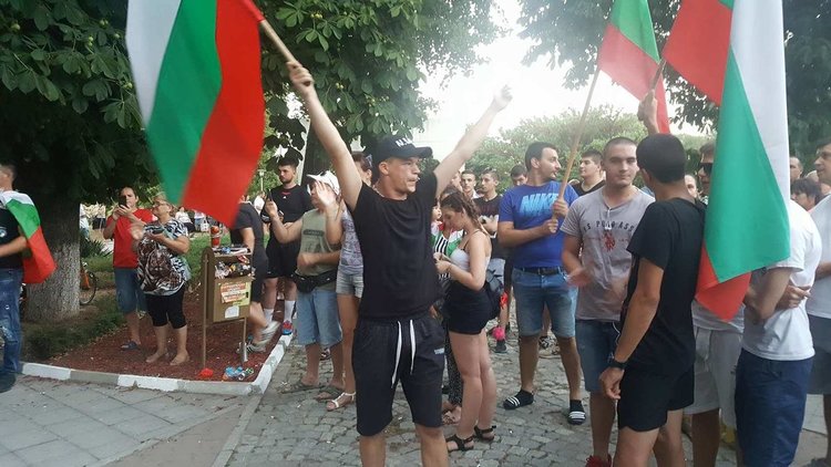 Неделята на заканите - подготовката за днешния протест в Асеновград тече от дни. На думи