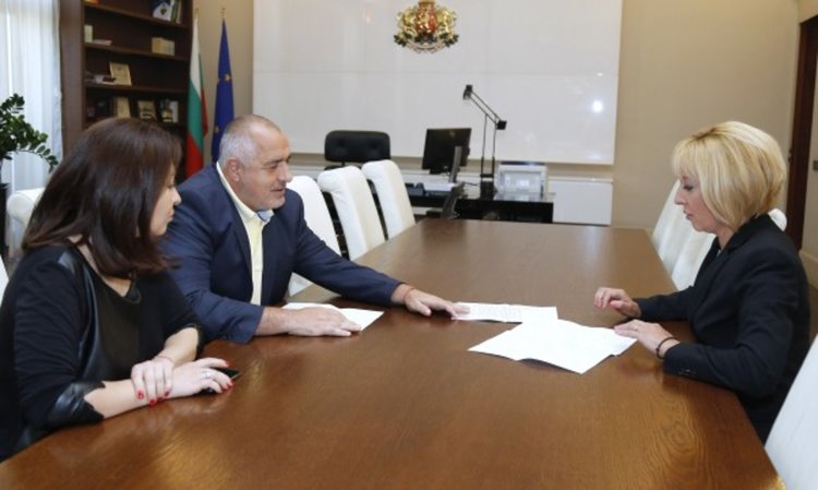 Борисов и Манолова си стиснаха ръцете срещу монополите  