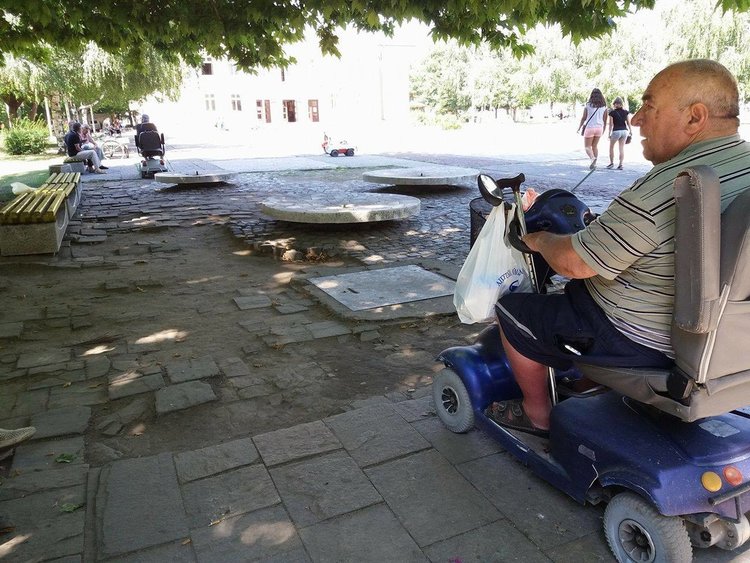 Старци настояват да се оправят 10 разбити квадрата на площада