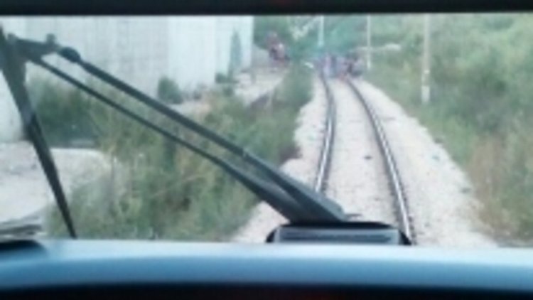 Жители на ”Факултета” застанаха на релсите и спряха влак