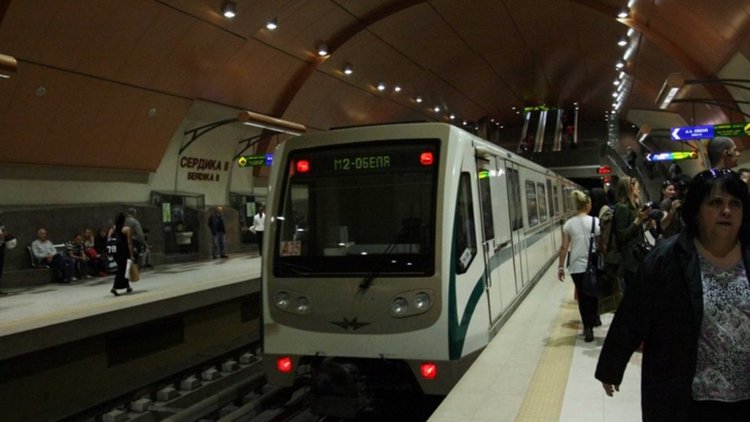 Късо съединение забави метровлаковете
