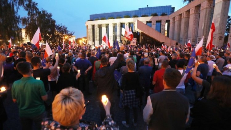 Поляците протестираха осми ден против съдебната реформа