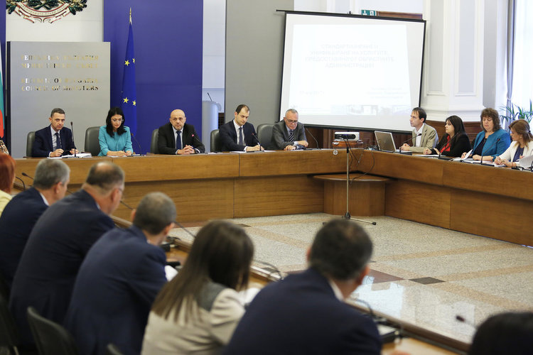 Засилват контрола върху актовете на общинските съвети, протестират 1500