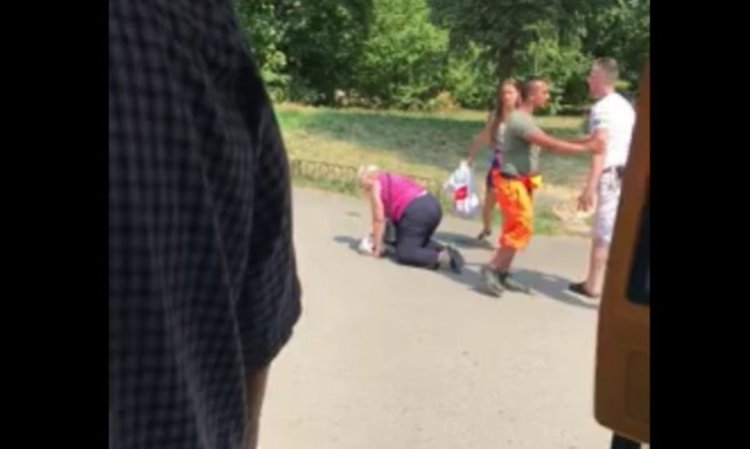 Пак агресия! Мъж изрита възрастна жена на спирка в София
