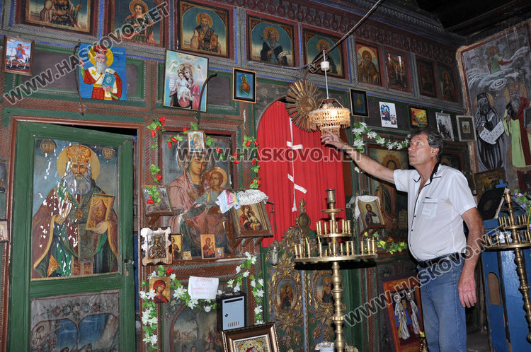 150-годишен храм рухва, кмет служи на празници вместо свещеник