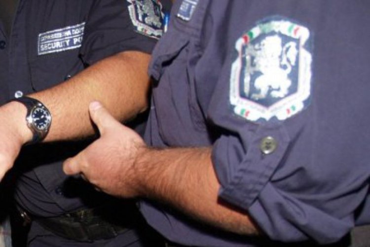 Многодетна ромка нападна полицай в Кърджали,при опит да й сложи белезници