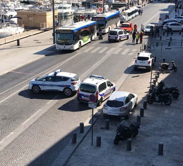 Автомобил се вряза в хората на автобусни спирки в Марсилия