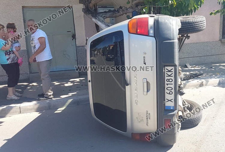 Жена и дете се заклещиха в обърнато Субару, засечено от Голф