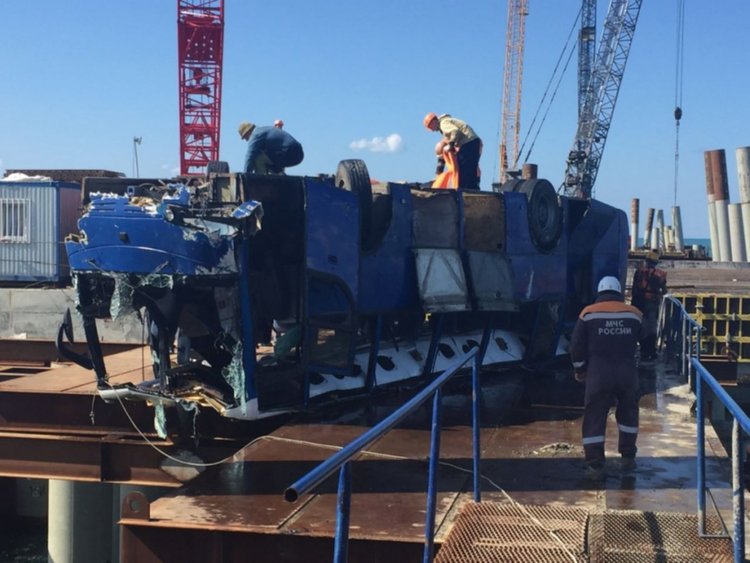 Автобус падна в морето край Кубан, 18 загинаха