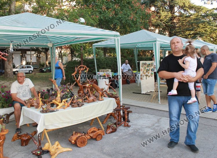 Дърворезба, бижута и играчки предлага панаира на занаятите в Димитровград