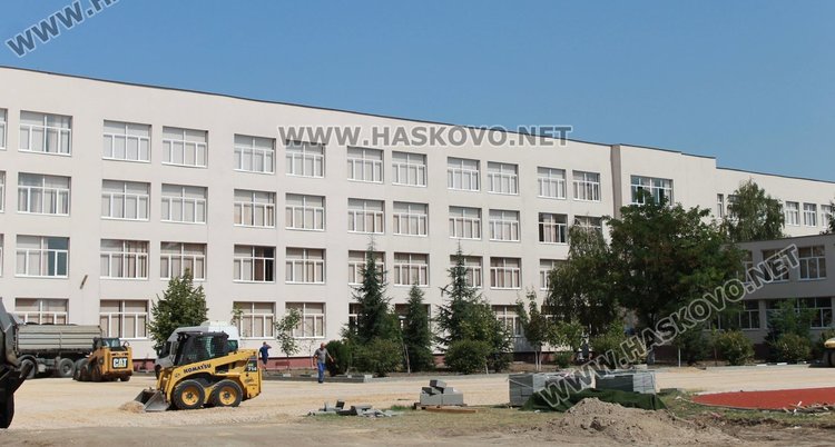 И след 15 септември продължават ремонтите в дворовете на димитровградските училища