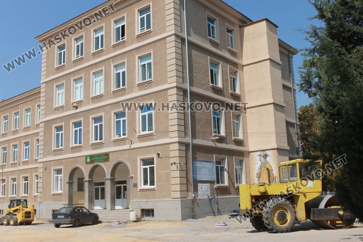 Езиковата гимназия открива учебната година в парк "Вапцаров"