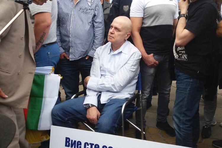 Слави Трифонов стартира кастинга за нов вид политици, търси образовани и независими от никого хора