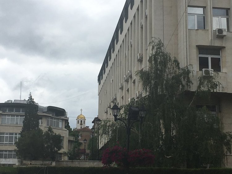 Облаци и дъжд цял ден днес