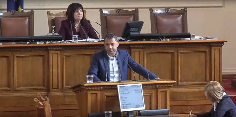 Делян Добрев: Имам съученици във всички агенции и министерства (видео)