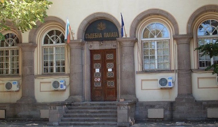 Съдът порицава двама непълнолетни чрез разлепяне на присъдата им на специални табла