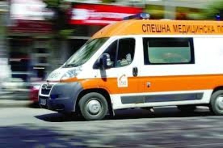 Млад мъж със счупено коляно заради шофиране с несъобразена скорост