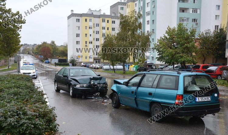 БМВ влетя в насрещното и натресе челно Опел на ул. Ком