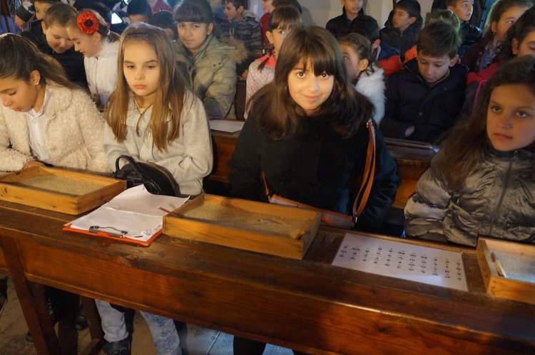 Деца учиха в килийното училище в Деня на народните будители, всички училища в Смолян и областта почетоха празника