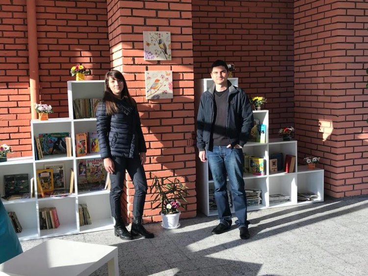 Младоженци превърнаха букетите в детски усмивки