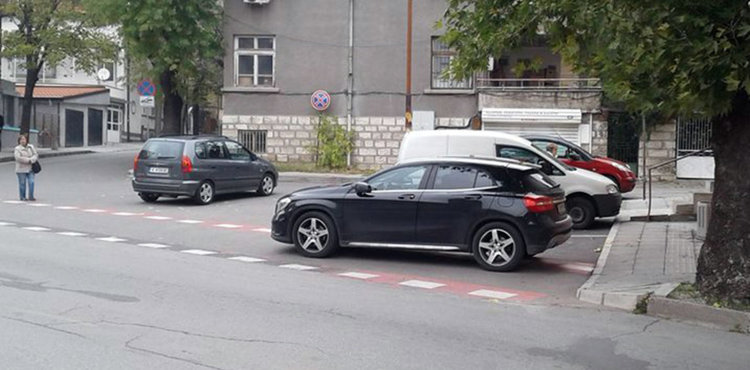 Читатели: Джип паркира нагло на пешеходна пътека, Мерцедес зае място за три коли