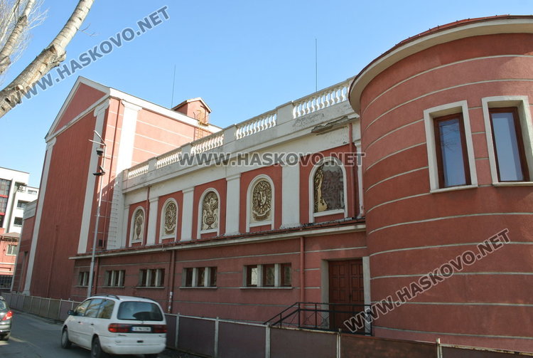 До дни започват ремонти на 24 общински сгради