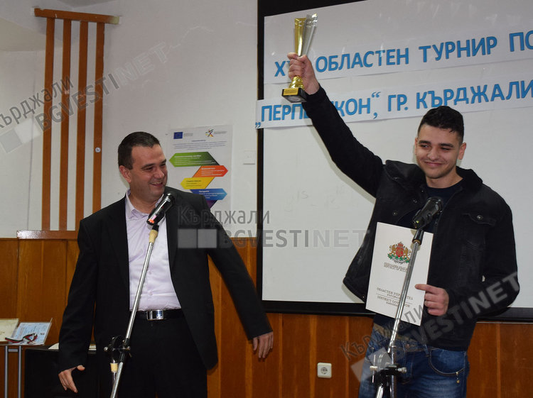     Джан Димитров  вдигна купата на областния управител в математическия турнир „Перперикон”