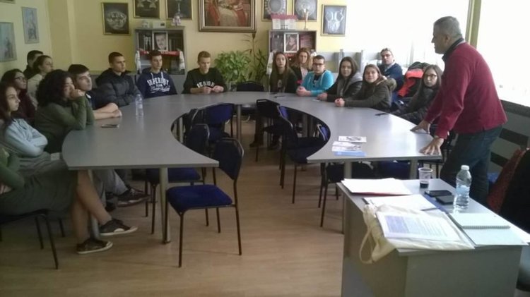 Избират младшите посланици на „Славейков“
