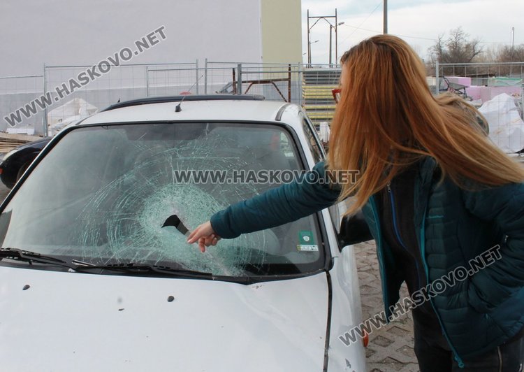 Част от строително скеле потроши колата на димитровградчанка