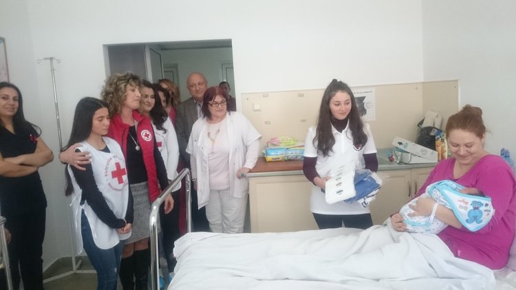 Деца зарадваха майките в Родилното с бебешки дрешки