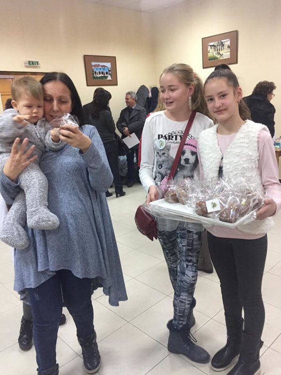 Славейковци се включиха в Коледния благотворителен базар в Хасково