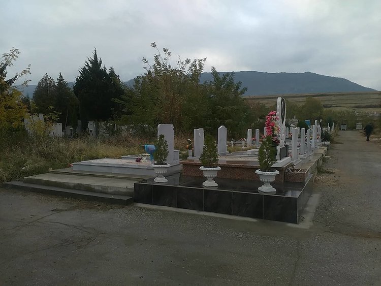 Благоустрояват гробищни паркове в Асеновград