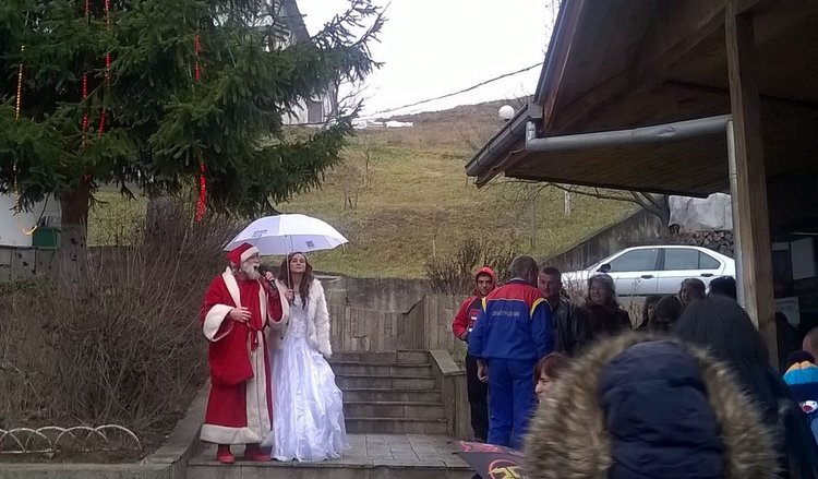 Дядо Коледа пристига в Търън и носи подаръци за всички