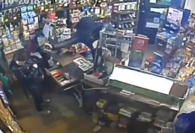 Маскиран влезе в нонстоп в Перник, насочи оръжие в лицето на продавачката
