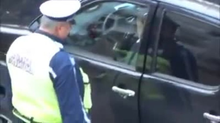 Нагъл шофьор се опита да подкупи полицаи с десетолевка, слагат му белезници