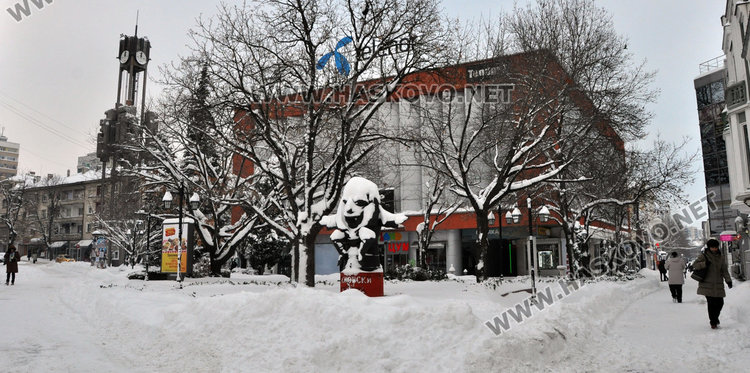 Още педя сняг в Хасково, днес градусите остават под нулата