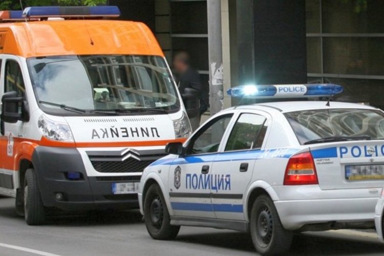 Шофьор на Фолксваген блъсна пешеходка на заден ход