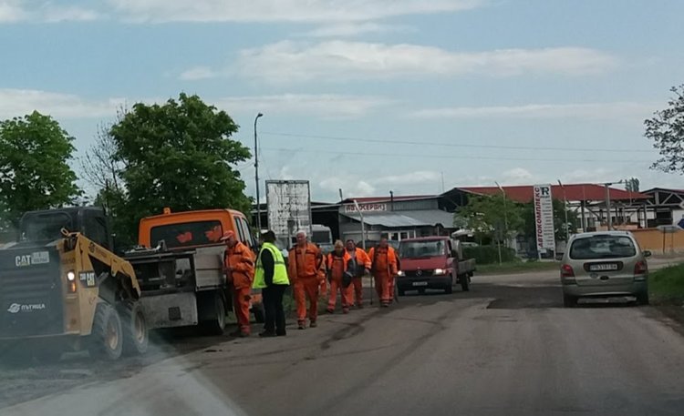 Ремонтират настилката на околовръстния път
