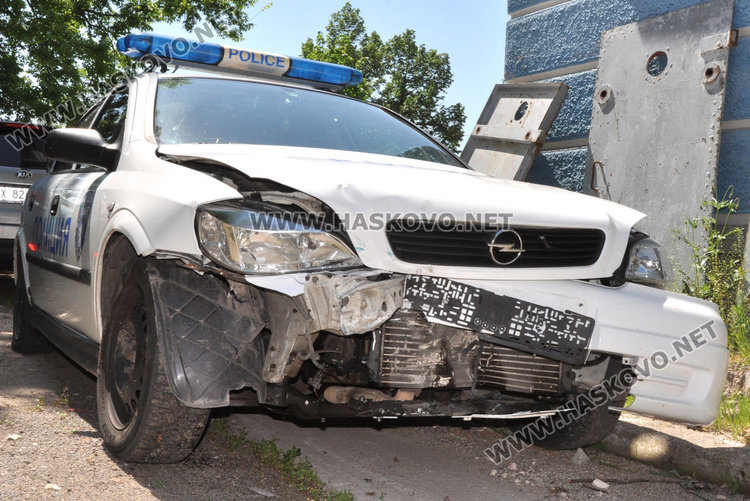 Съпругът сигнализирал на тел. 112 за пияната шофьорка, помляла две патрулки