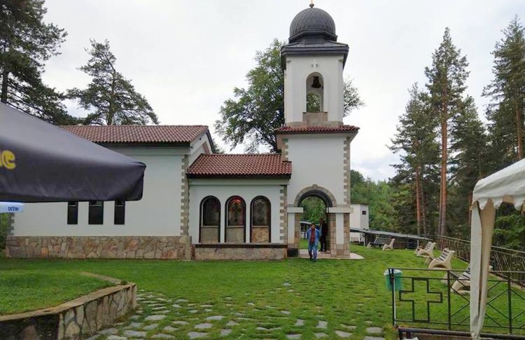 Спасов ден събира стотици на параклиса над Смолян