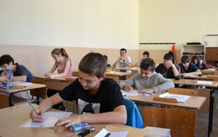 Стартовата заплата за учители става 920 лева
