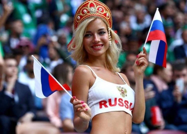Най-красивата руска фенка се оказа порно звезда